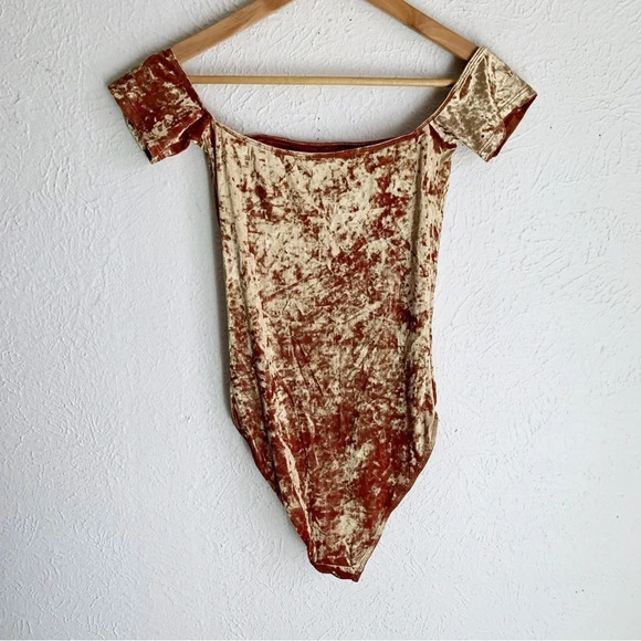 UO Out From Under Everly Crushed Velvet Off-The-Shoulder Bodysuit Medium - Picture 3 of 7